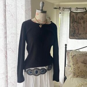 black long‎ sleeve sweater